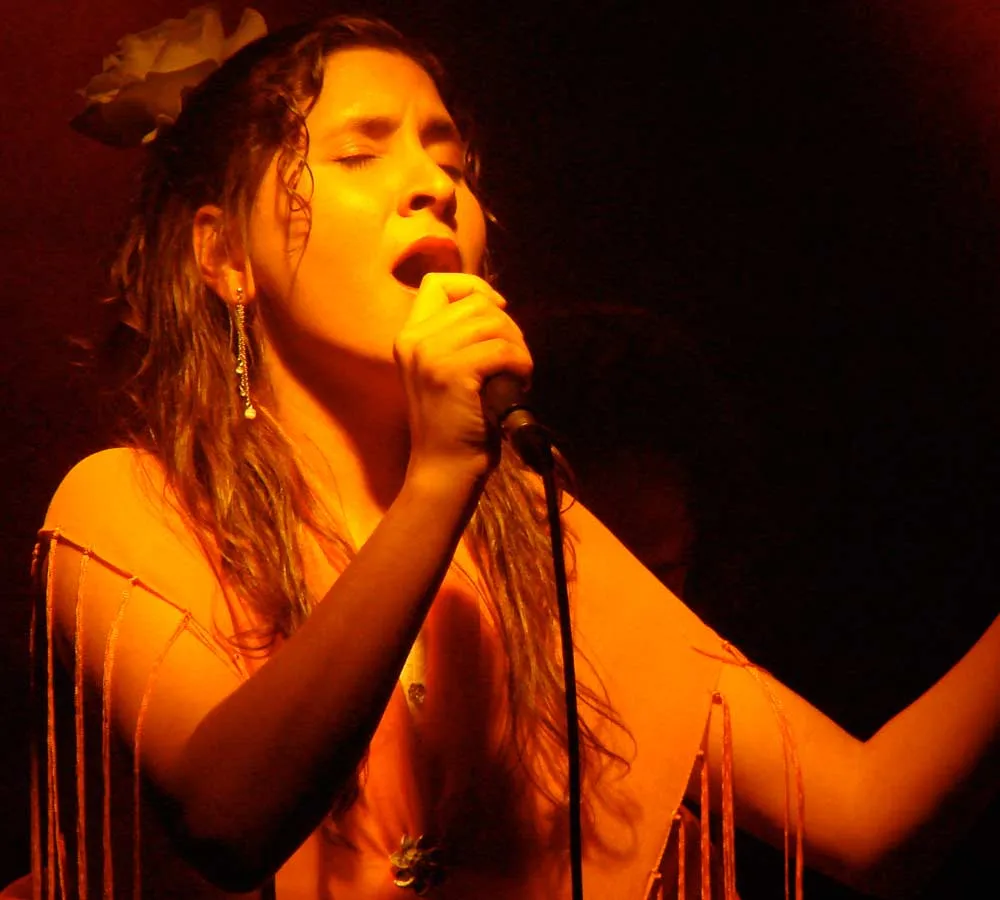 Marie-Hélène Raby chantant sur scène