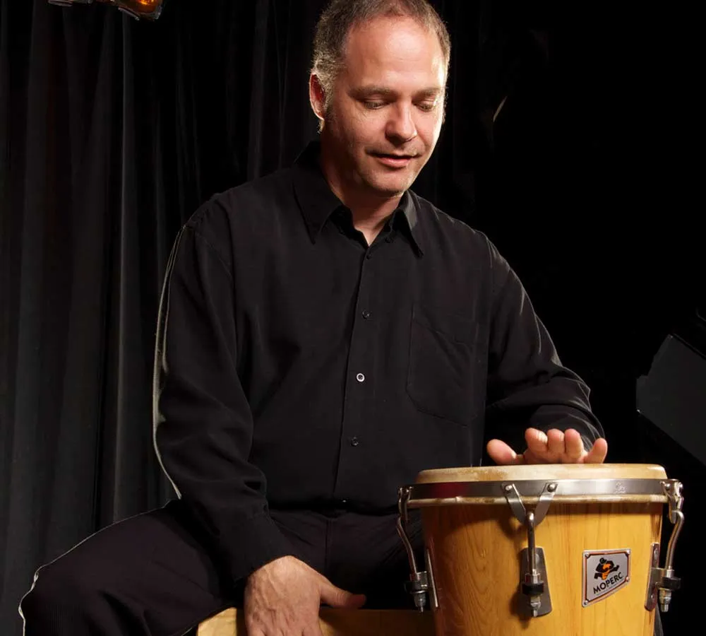 Robert Pelletier jouant des percussions