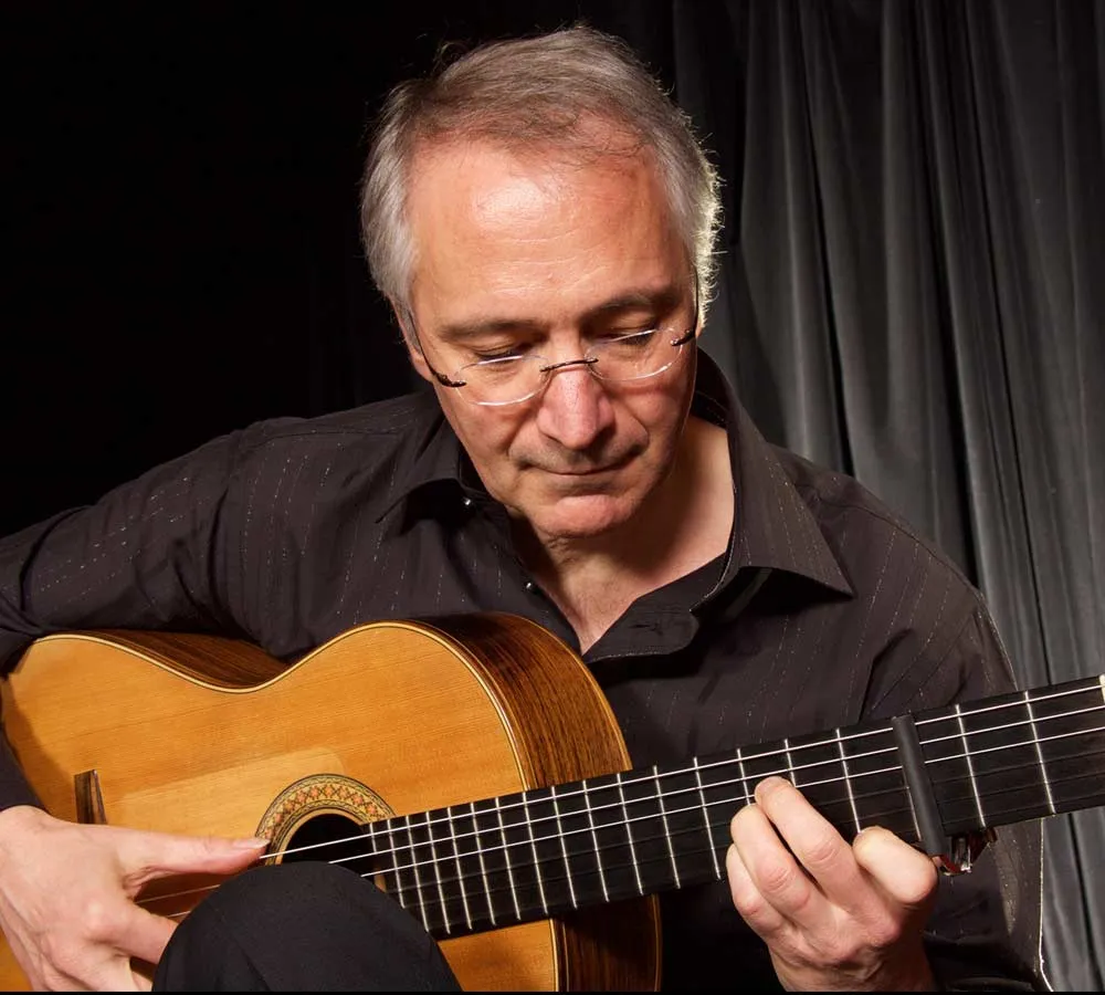 Roger Boudreault jouant de la guitare flamenca