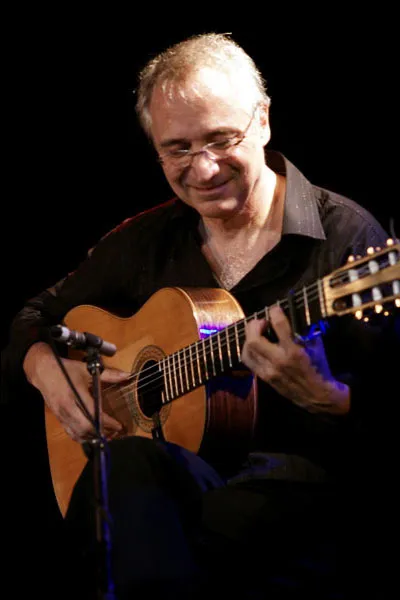 Roger Boudreault jouant de la guitare flamenca